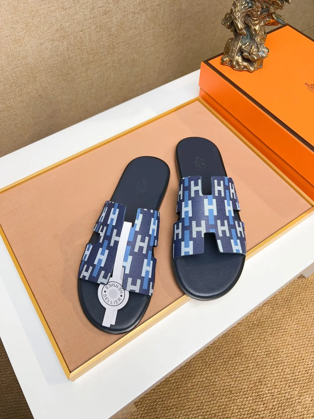 Men's clothing and shoes 💰280 💅💅💅 new arrival. Hermes Hermes official website latest counter synchronized new oran color leather H slippers, the original Paris version flew back to the original model and opened the mold to make it perfectly🍌The highest quality Sincerity, you can enter and leave the counter at will [Deyi] The upper is made of original customized  colored palm prints, crocodile print, ostrich print, colored cow leather, colored cow suede, 🤔 horse hair, 🥳 colored diamonds, 🥰 3D printing, and other genuine leather slippers, imported cow pattern foot pad lining, Italian  latest original genuine leather combination outsole Code number: 38-48 (customized at 46.47.48) Can be made into picture combination sole with genuine leather pattern and ordinary molded outsole